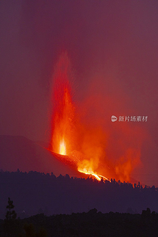 康伯利维亚火山爆发。火山锥和火山炸弹在晨曦中爆炸。