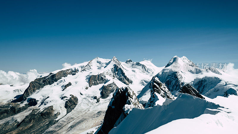 从空中俯瞰雄伟的瑞士阿尔卑斯山。覆盖着冰山和雪的尖峰著名的观点