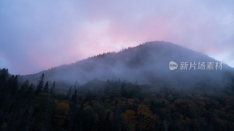 美丽的日出与雾在秋天翻滚在山上，Québec，加拿大