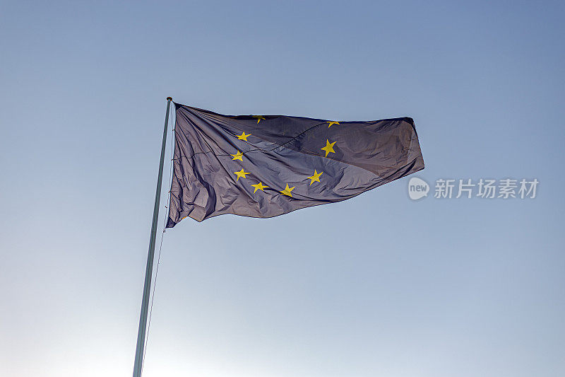 欧盟旗帜在晴朗的蓝天上飘扬