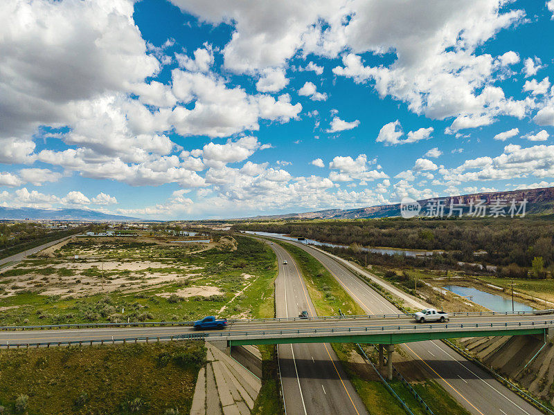 农村立交桥交通无人机的车辆和半卡车驾驶在70号州际公路和美国西部立交桥上的照片系列