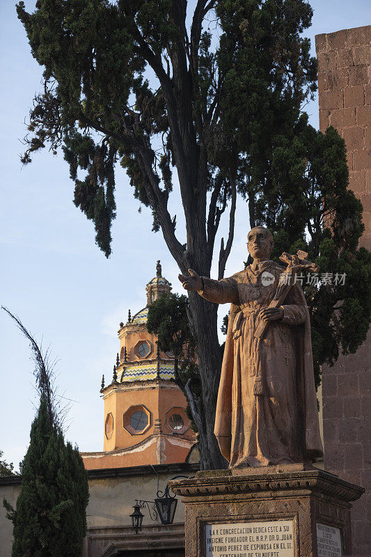 在墨西哥圣米格尔-德阿连德日落时分的圣费利佩教堂