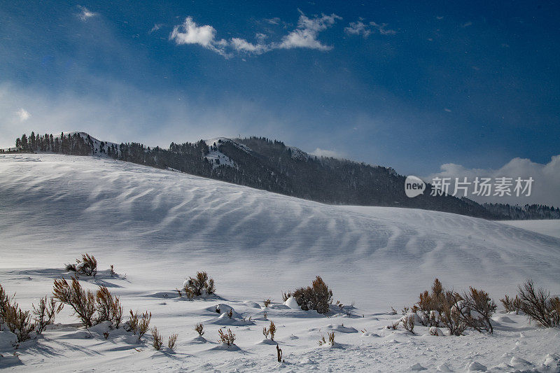 吹过山坡的雪形成了涟漪