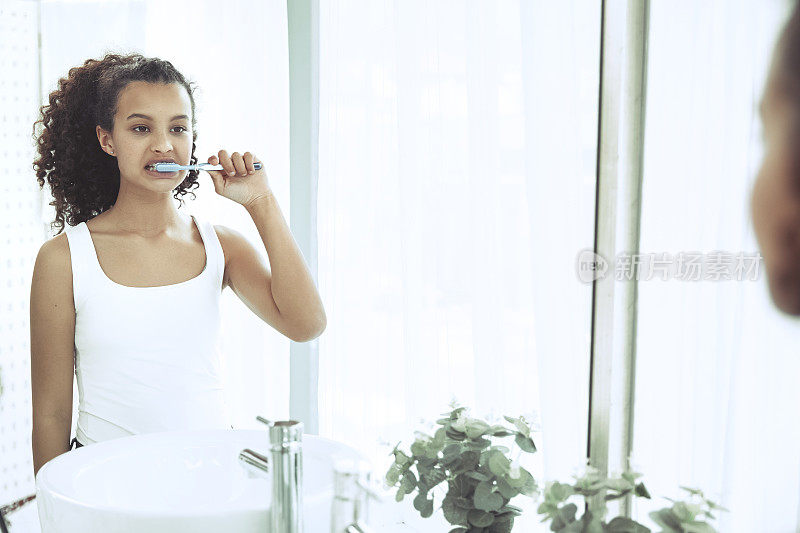 无聊的少女在浴室刷牙