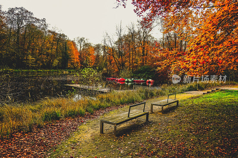 “巴尼奥”湖上的一个公园，在秋天提供长椅。
