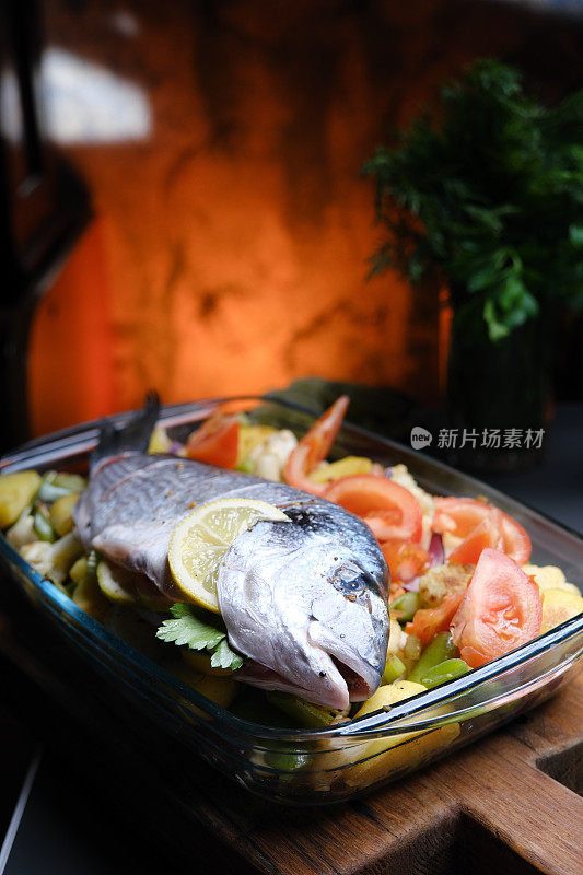 准备新鲜的鲷鱼与蔬菜一起烘烤