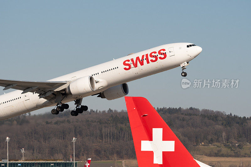 瑞士波音777-300ER飞机从瑞士苏黎世的16号跑道起飞