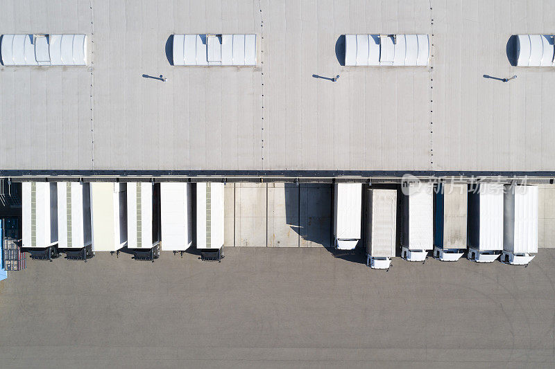 在物流中心，配送仓库装载卡车的鸟瞰图
