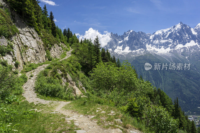 阿尔卑斯山脉的徒步旅行路线，可以看到勃朗峰。