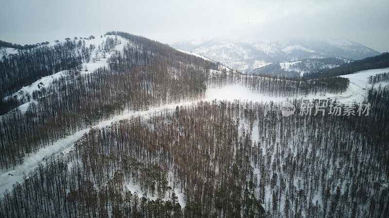 从上面看雪山，无人机