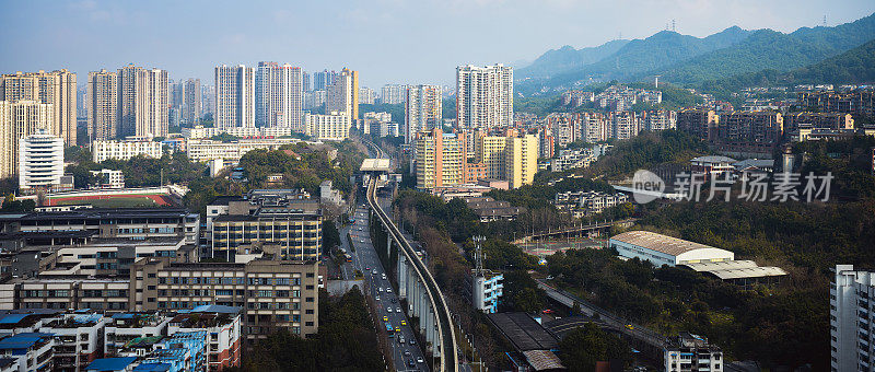 阳光明媚的重庆城市天际线