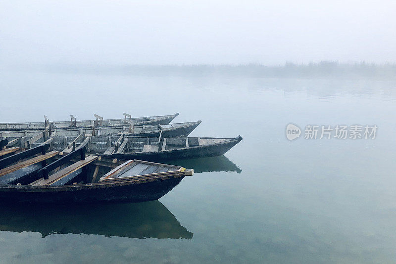 在一个寒冷雾蒙蒙的早晨，骑着大象过河