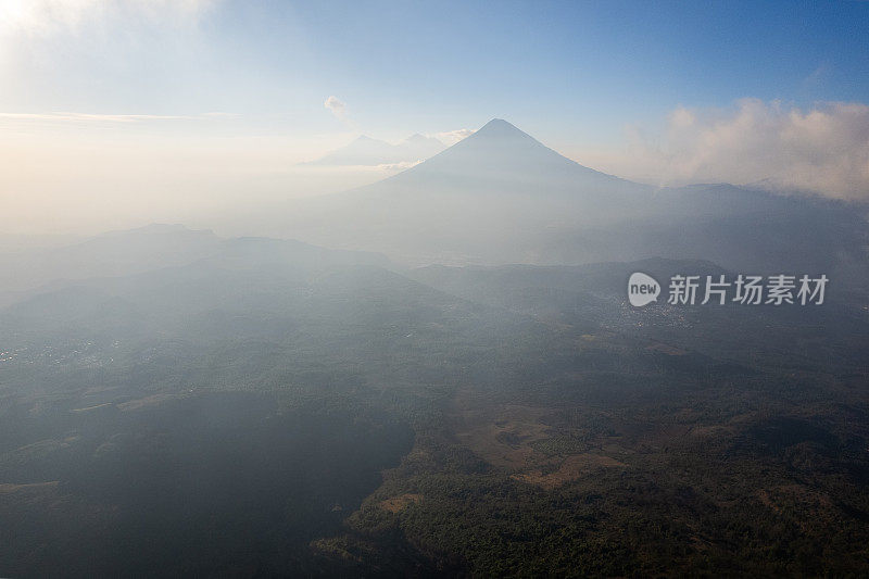 从危地马拉安提瓜岛附近的帕卡亚火山，可以看到富埃戈火山和阿卡特南戈火山的空中景象