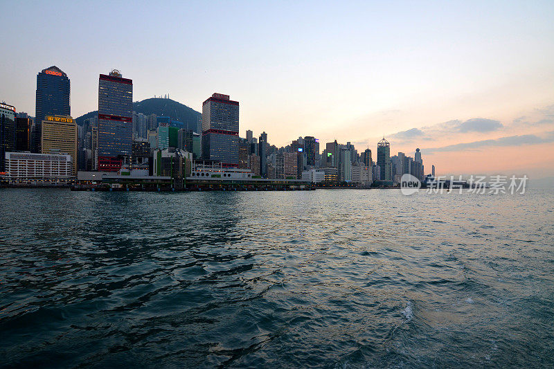 日落时分，维多利亚港上的香港岛天际线