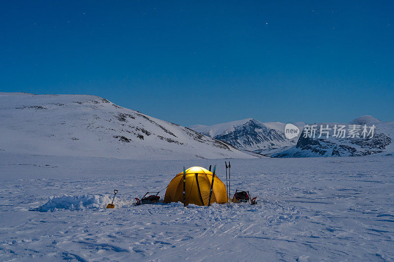 冬天的营地在雪地里