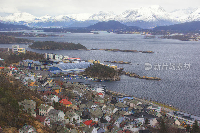 从挪威阿克斯拉山顶的Fjellstua观景台俯瞰奥勒松的美丽风景