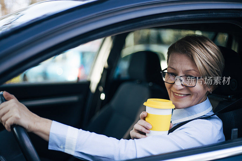 成熟女人开车。