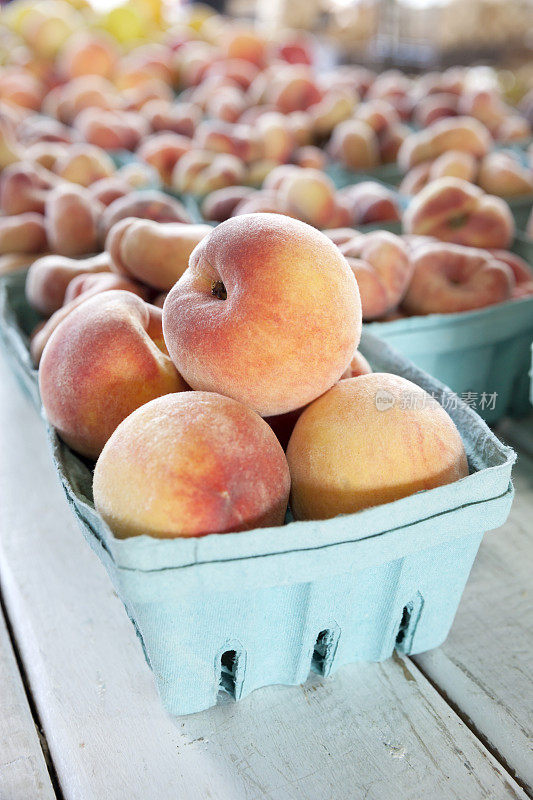 农贸市场上的桃子