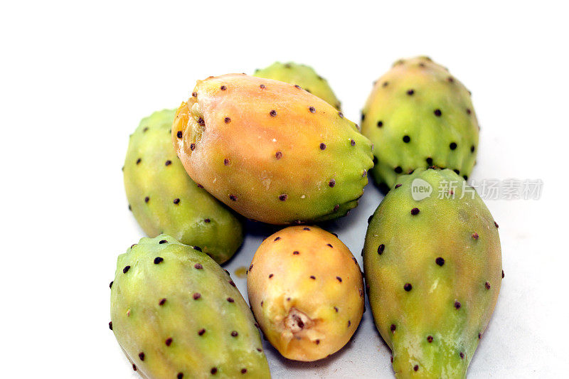 新鲜的刺梨水果，孤立在白色背景，选择性焦点，仙人掌，通常称为刺梨，巴巴里无花果，金枪鱼水果，sabra和诺帕尔