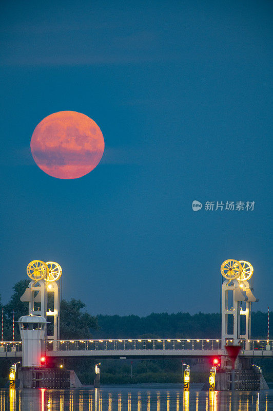 夏日夜晚，坎彭市桥上的满月