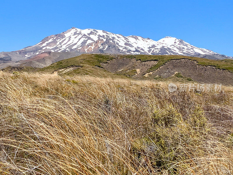 环绕山路的风景——新西兰马纳瓦图-万加努伊汤加里罗国家公园的怀通加瀑布