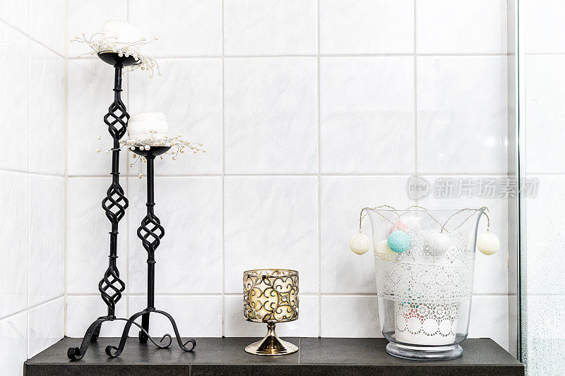白色浴室瓷砖瓷砖墙内部明亮的自然光设计和烛台对象烛台装饰现代当代的架子上，桌子抽屉