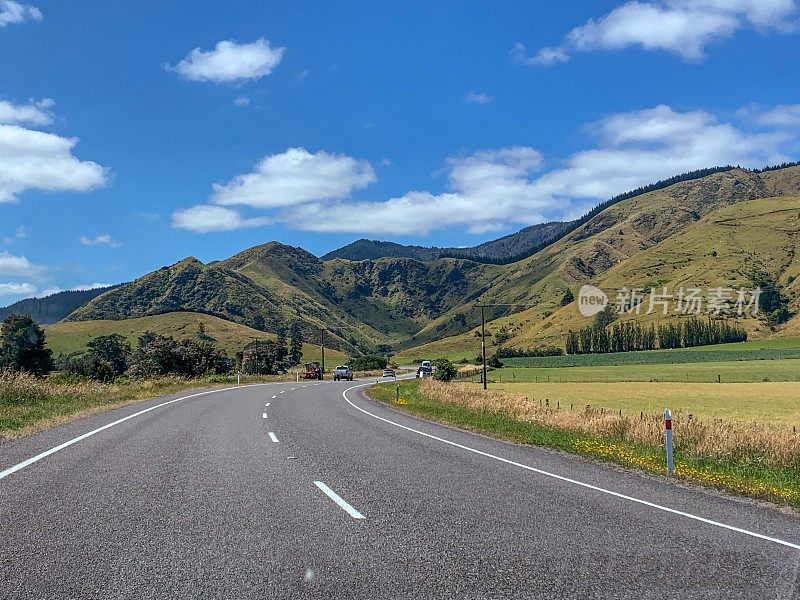 新西兰，纳尔逊，斯戴普尼维尔州高速公路6号视图。