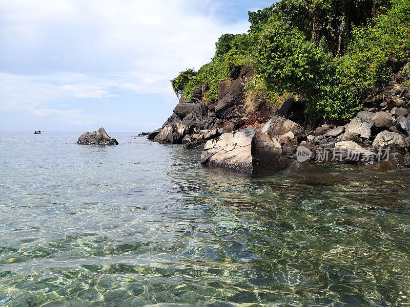 巴厘岛阿米德利帕海滩的绿松石般的海水