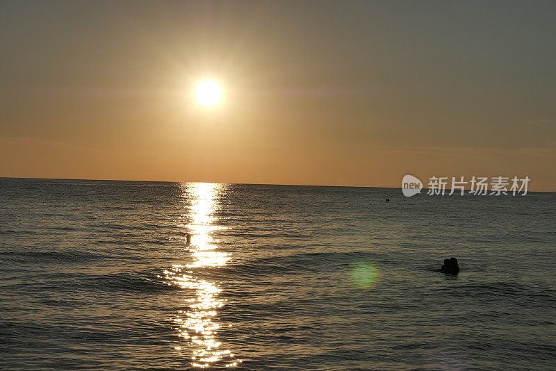 海滩上的日落——卡斯塔涅托·卡杜契的玛丽安