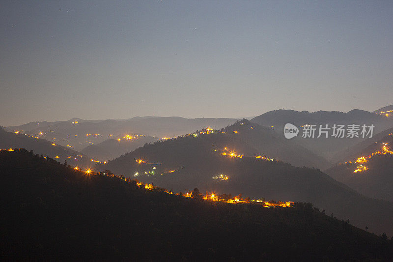 黑海一个村庄的长夜曝光照片