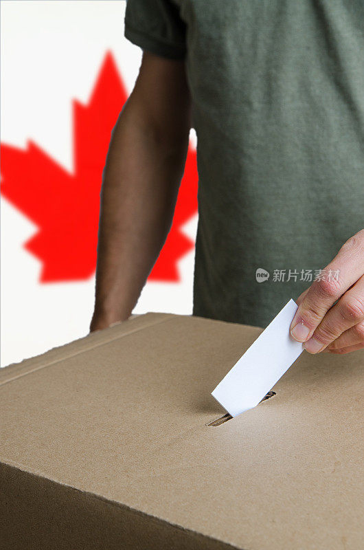 男子将加拿大投票卡放入投票箱