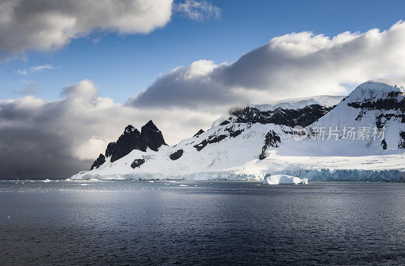 崎岖的山脉和冰川描述了南极洲