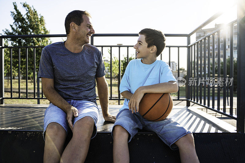 上午的训练。父亲和儿子打篮球。父亲和儿子之间的对话