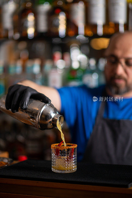 调酒师准备美味的鸡尾酒