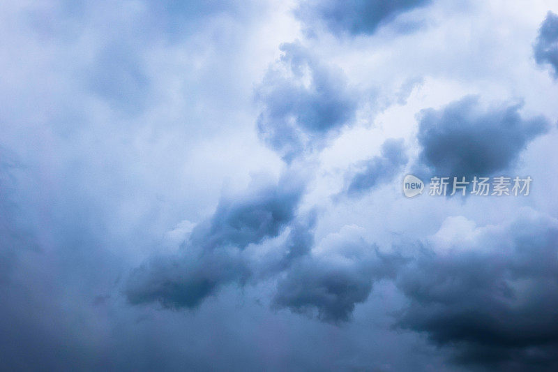 天空布满了雷雨