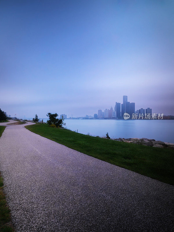 底特律,密歇根州。——黄昏的天际线