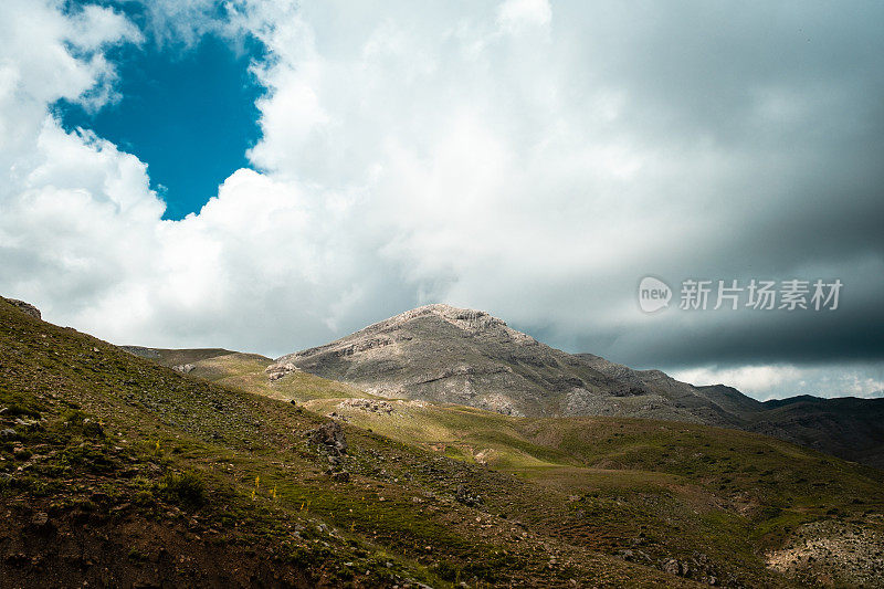 山地风光，多云天气