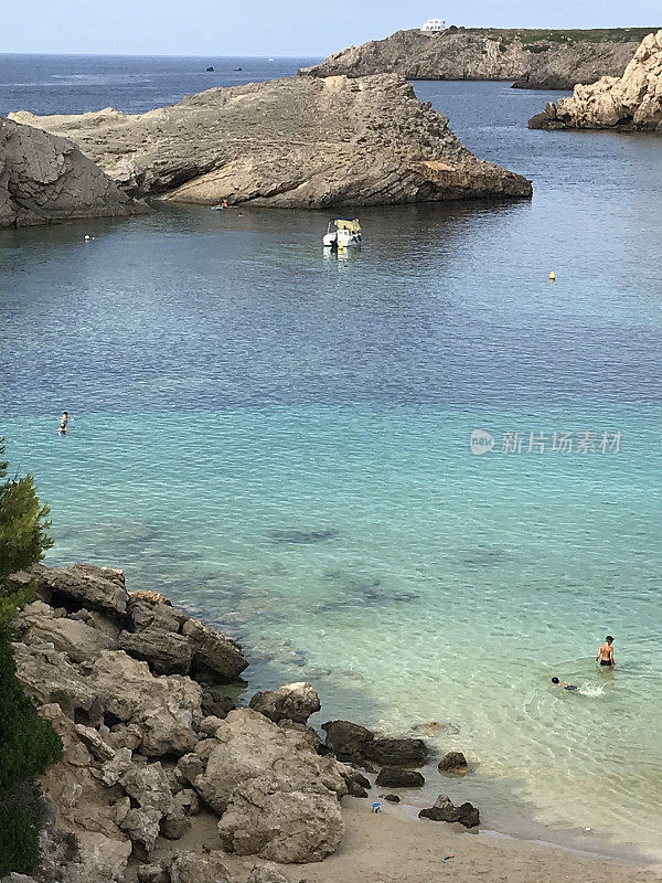 西班牙-米诺卡-阿雷纳尔德恩城堡村和海滩