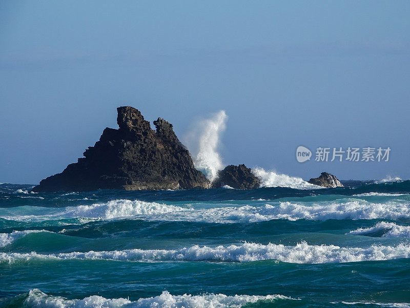 在新西兰的奥塔哥半岛海滩上，海上海柱上的破浪。