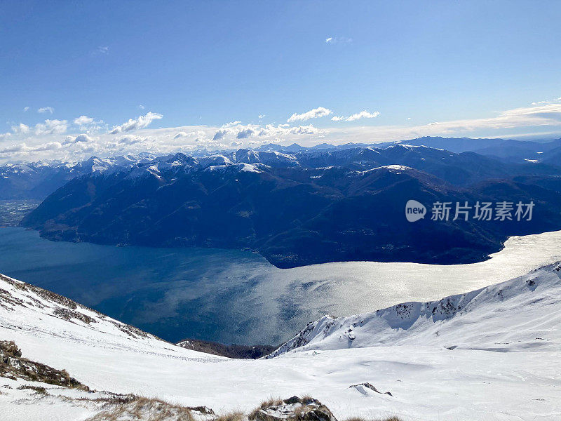 冬天从山顶看湖景