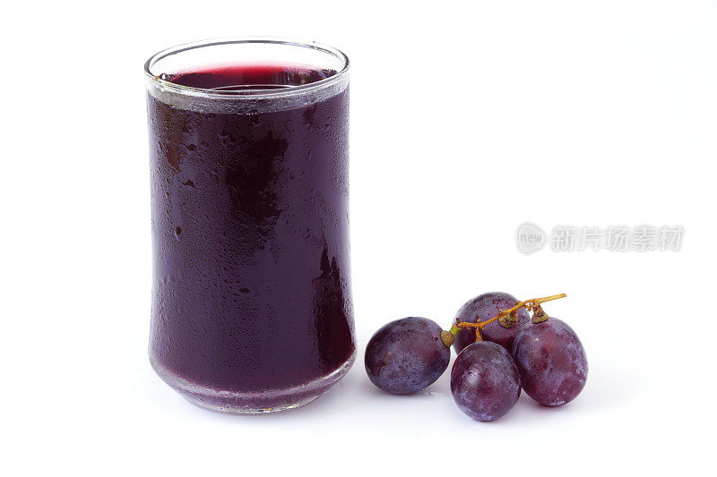 红葡萄汁在玻璃和葡萄果实孤立在白色背景