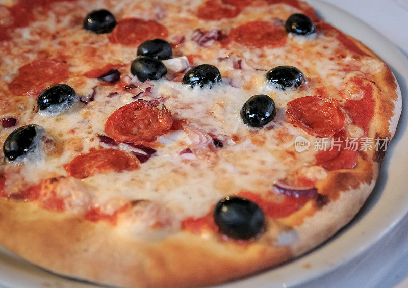 意大利辣香肠和橄榄那不勒斯披萨
