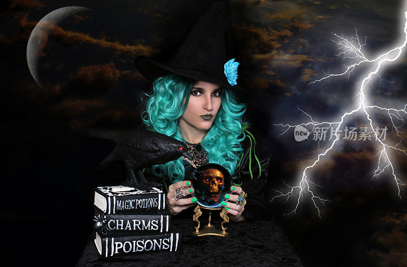 在暴风雨的背景下，绿头发的女巫拿着水晶球和咒语书