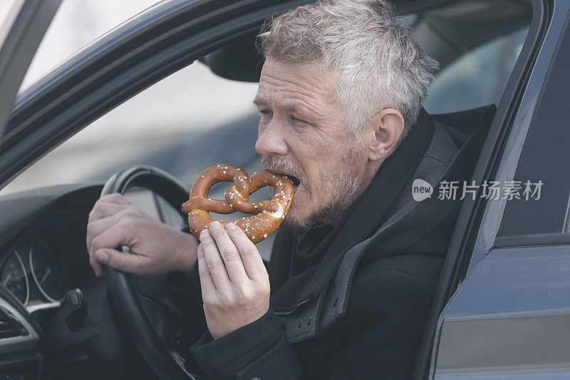 男人吃咸椒盐卷饼