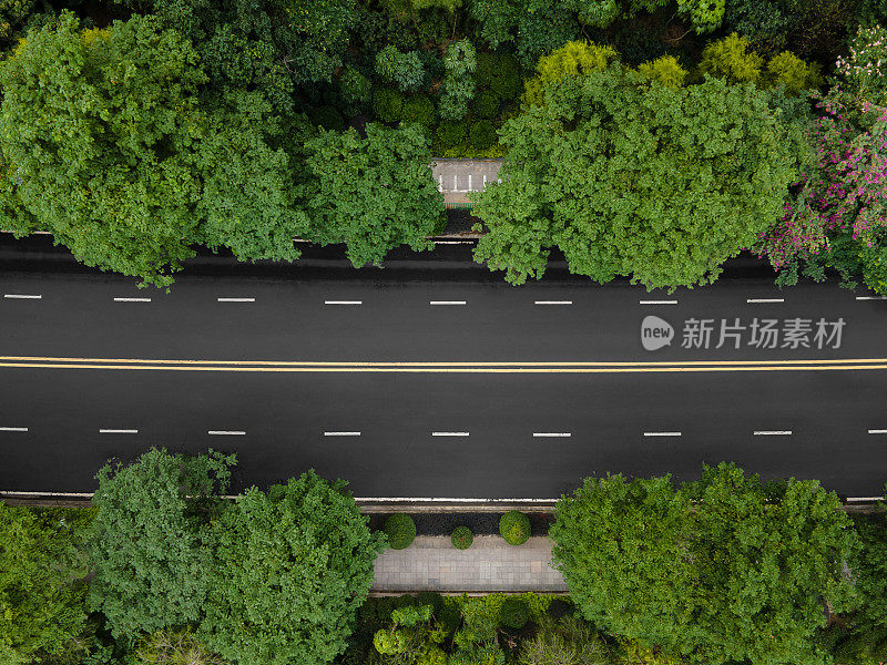 空荡的城市道路鸟瞰图