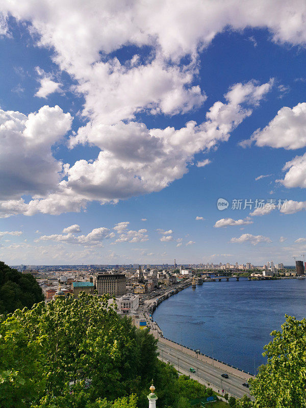 基辅市容夏日阳光灿烂