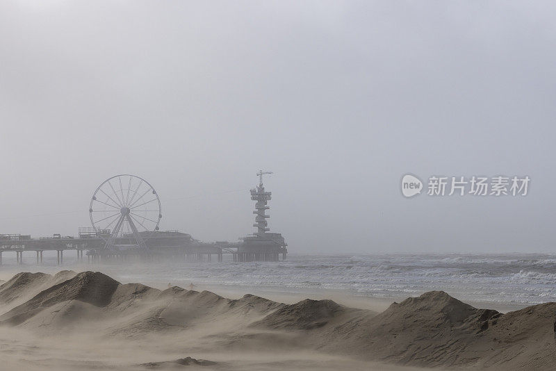 风暴尤金袭击了荷兰的斯海弗宁根海岸