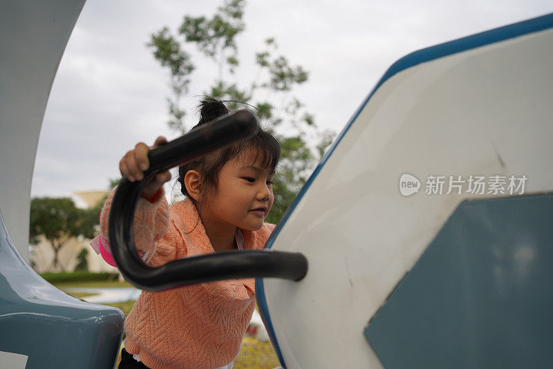 亚洲小女孩在户外做运动