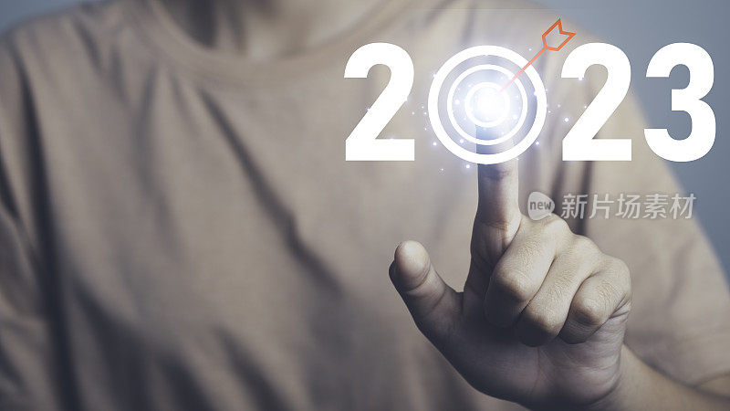 2023年的目标和目标。新的一年开始成功计划和愿景。用暗色手触摸2023目标箭头图标。