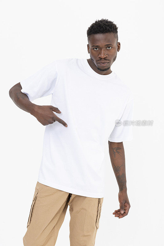 黑色帅气的非洲裔男性模特，穿着白色t恤，在白色背景前展示文字或符号。